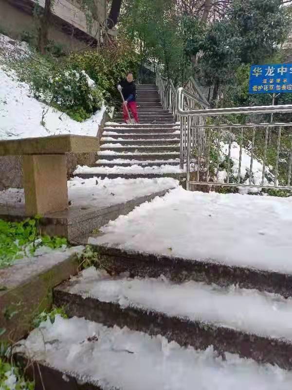 情滿華龍，掃雪除冰暖人心