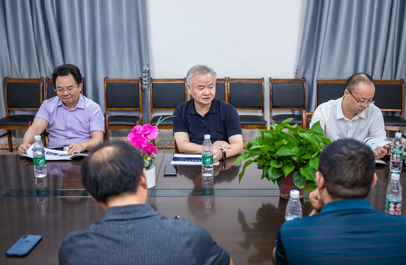 鯤鵬展翅同風(fēng)起，扶搖直上九萬(wàn)里--記邵陽(yáng)市副市長(zhǎng)蔣偉到華龍中學(xué)視察